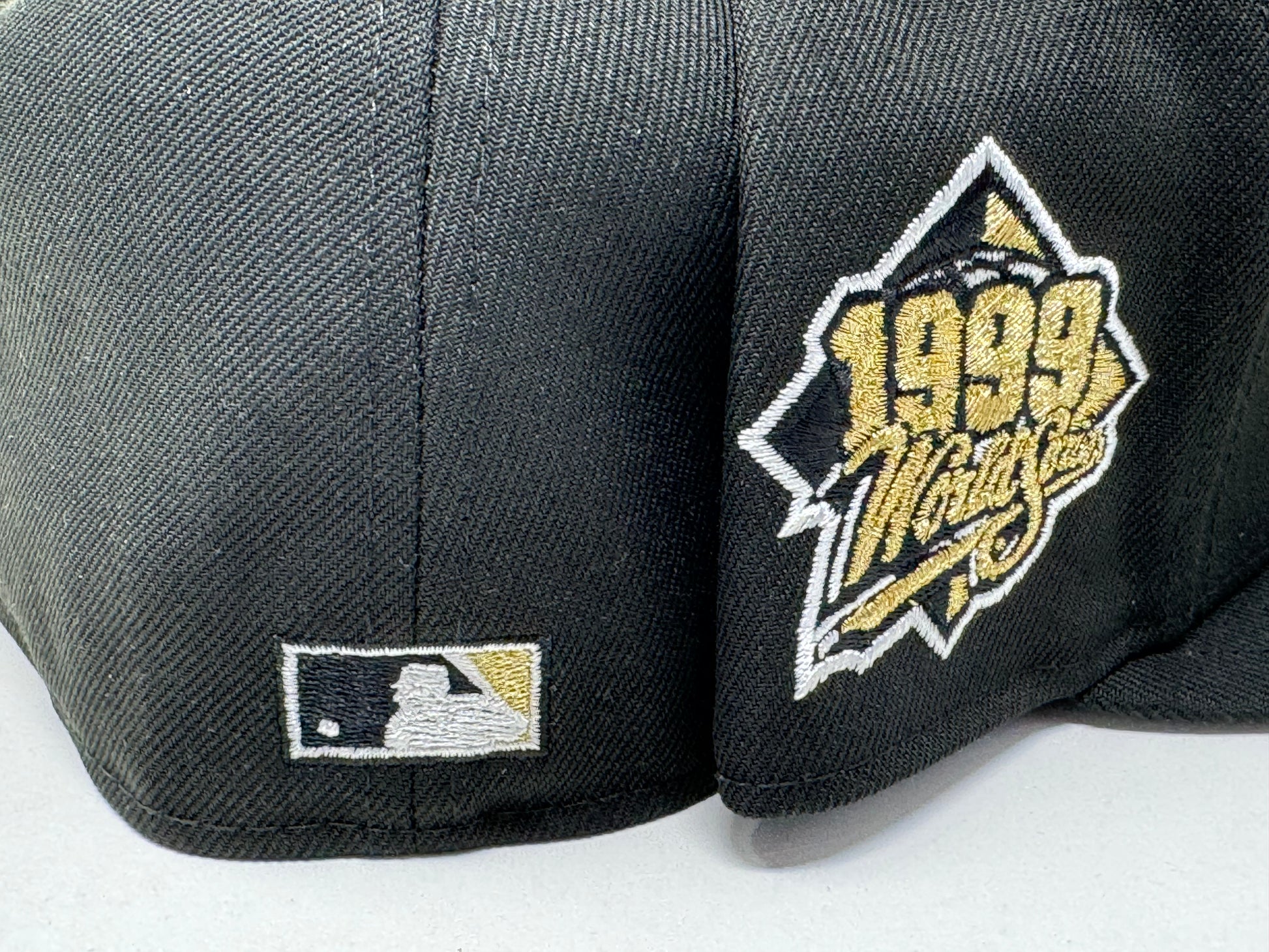 New York Yankees 1999 World Series Black Metallic Gold Logo New Era Fitted Hat