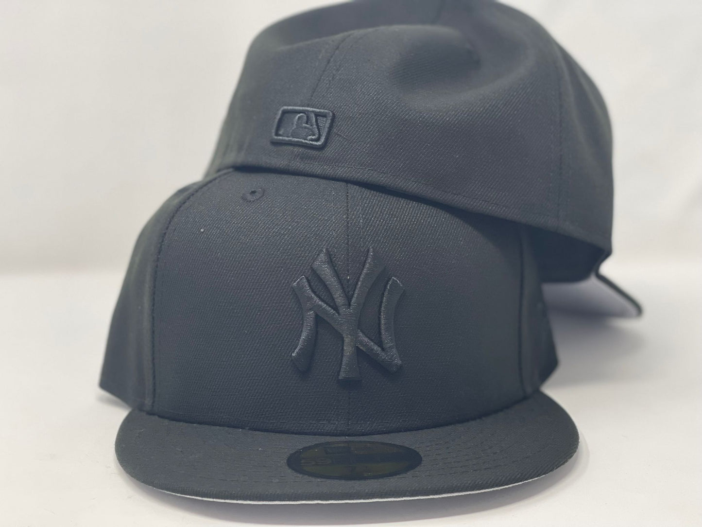 ALL BLACK YANKEES GRAY BRIM NEW ERA FITTED HAT