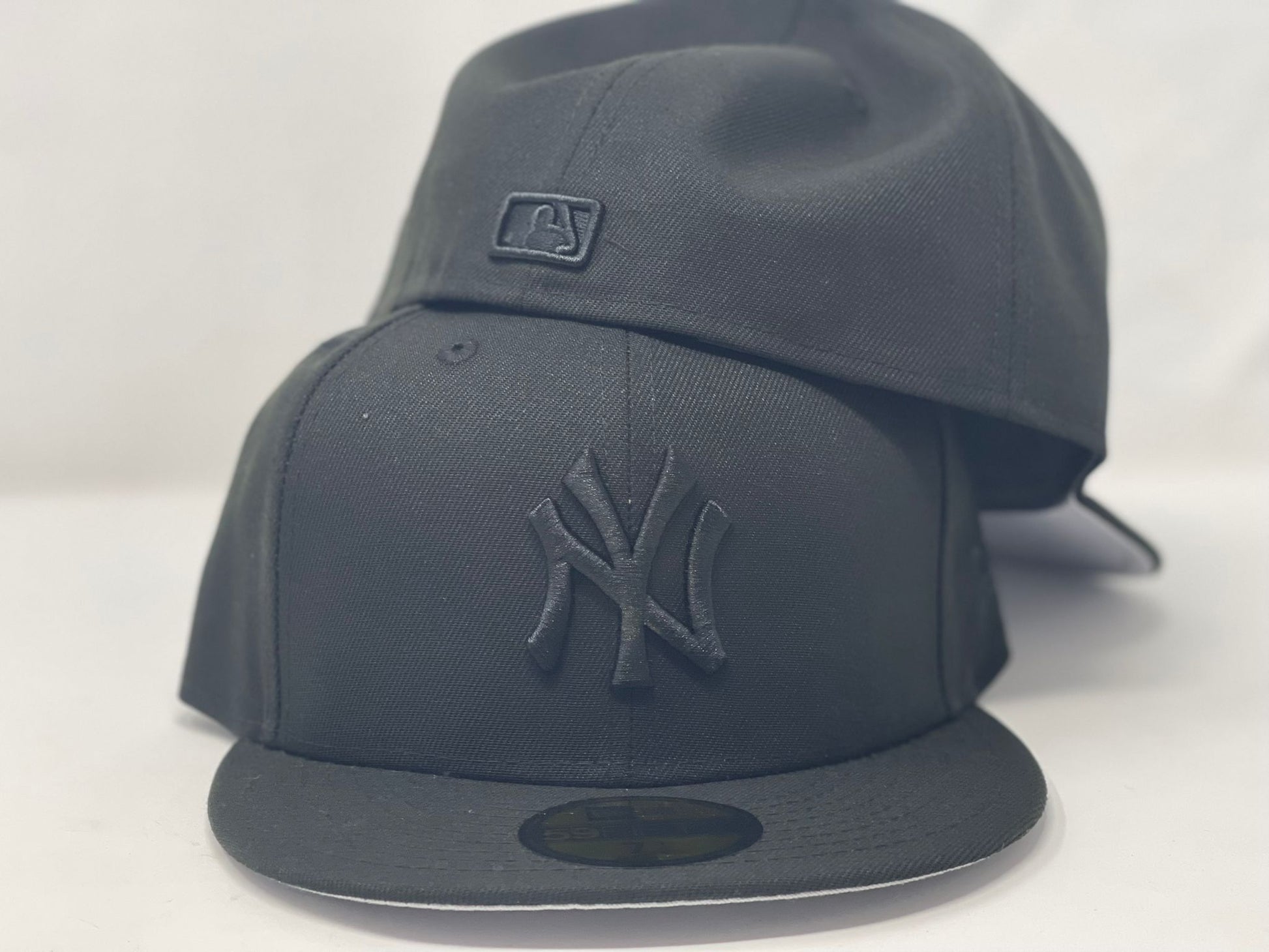 ALL BLACK YANKEES GRAY BRIM NEW ERA FITTED HAT