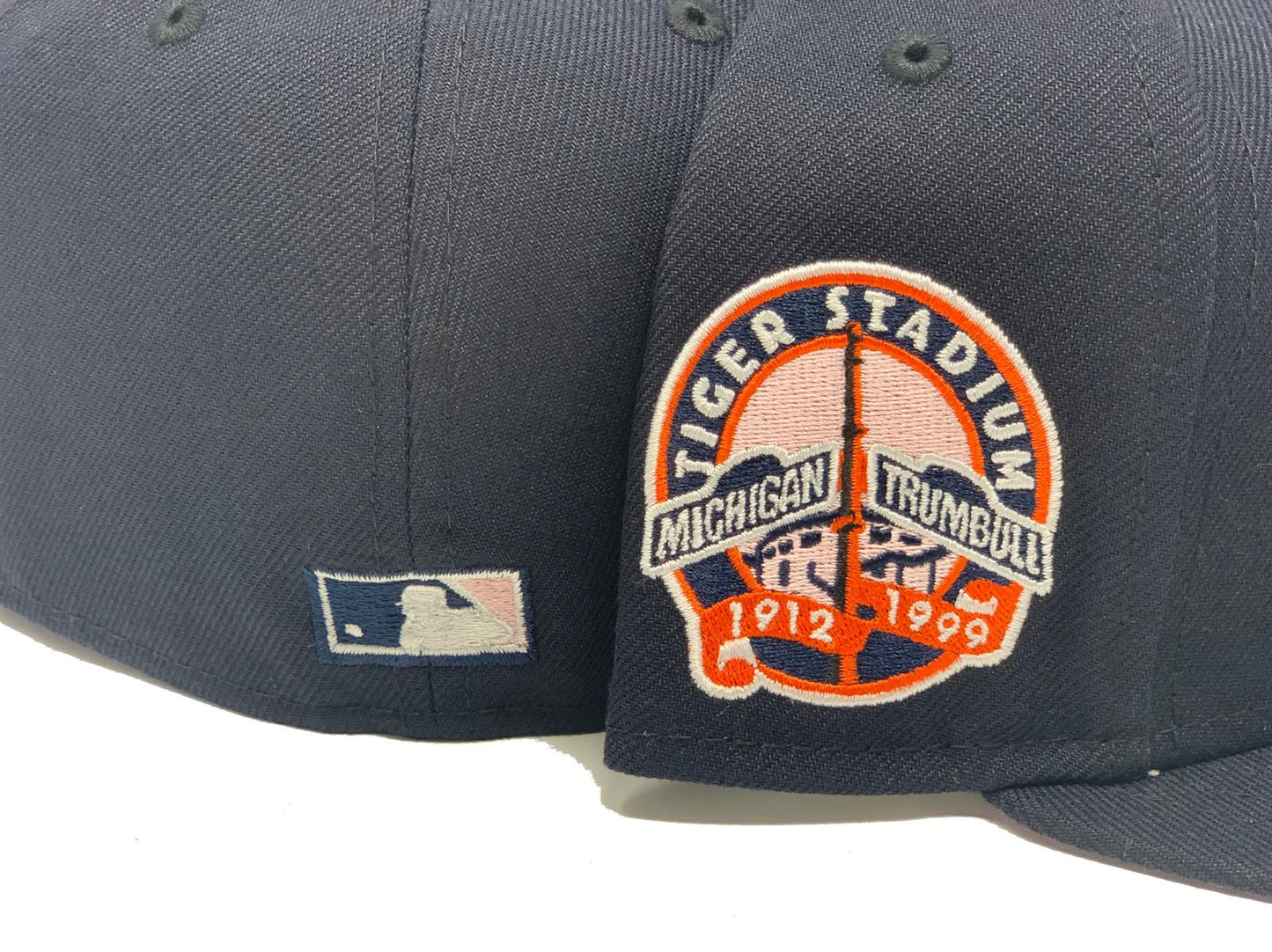 DETROIT TIGERS NAVY BLUE PINK BRIM NEW ERA FITTED HAT