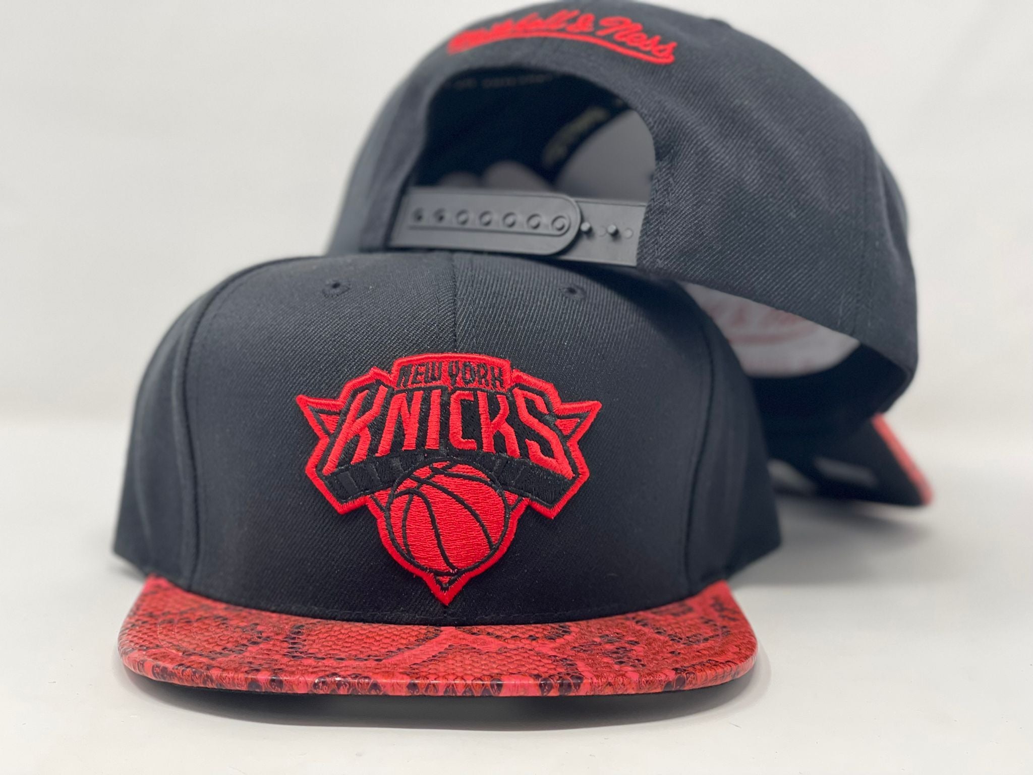 Mitchell & Ness NY Knicks Triple Team Snapback Black Hat