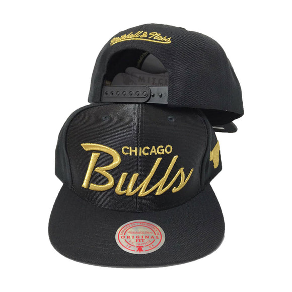 MITCHELL AND NESS BLACK/ GOLD LOGO CHICAGO BULLS  SNAPBACK HAT