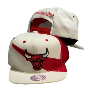 Mitchell and Ness NBA Pattern White / Red Chicago Bulls  Snapback
