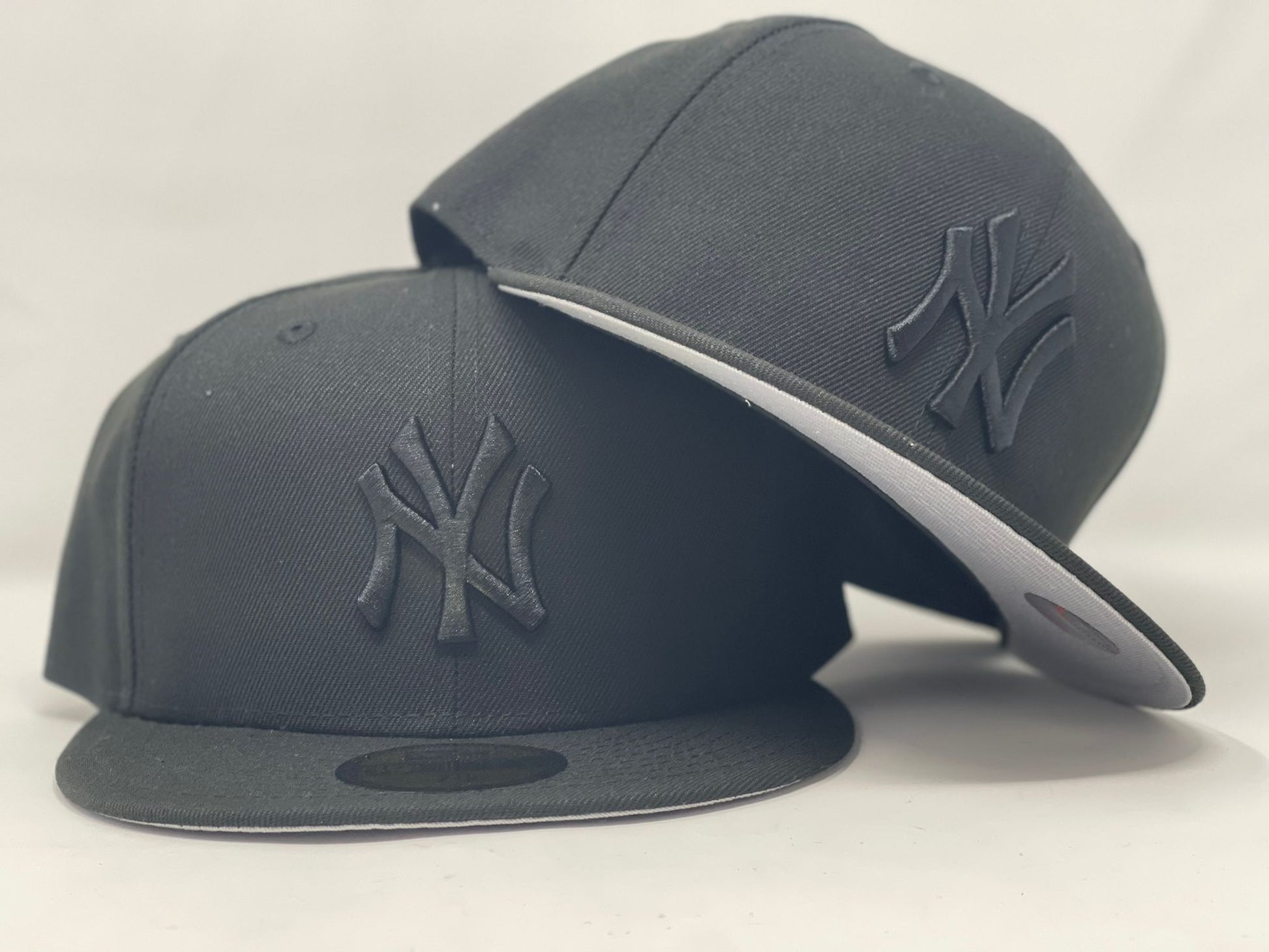 ALL BLACK YANKEES GRAY BRIM NEW ERA FITTED HAT